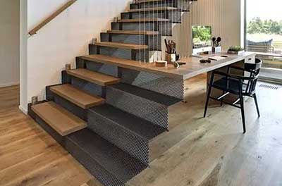 樓梯踏板留一塊延伸，別有用處？！