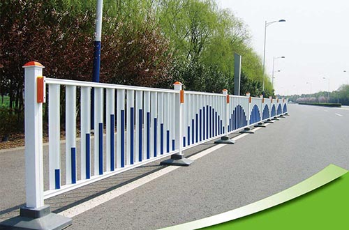 鑄鐵欄桿和鐵藝護(hù)欄、熱鍍鋅鋼噴塑護(hù)欄的區(qū)